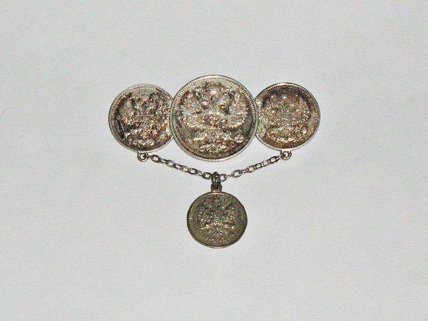 silberne Brosche aus Kopeken-Münzen