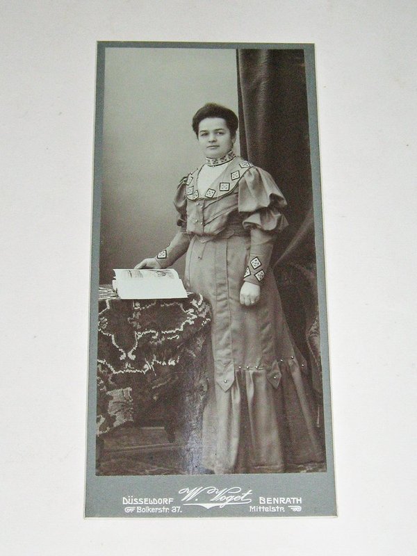 Kabinettfoto "Frau mit Buch" ~ um 1890
