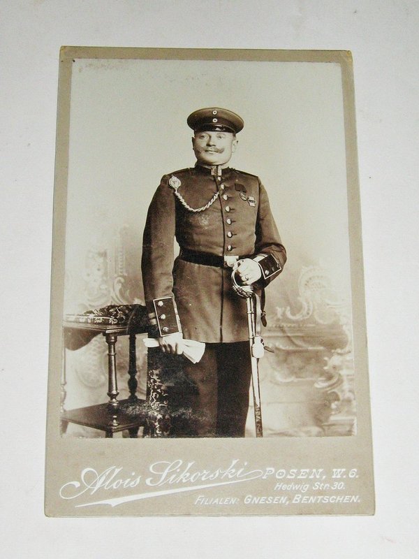 Kabinettfoto "Mann in Uniform mit Säbel" ~ Posen um 1900