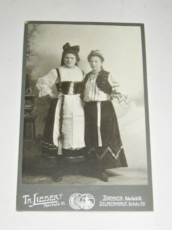 Kabinettfoto "zwei junge Frauen in Tracht" ~ um 1890