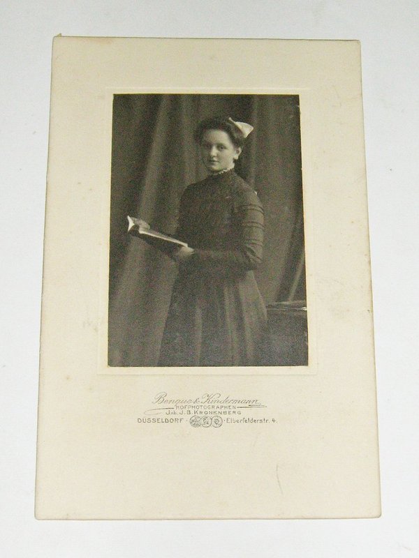 Foto "Frau im schwarzen Kleid mit Buch" ~ um 1910