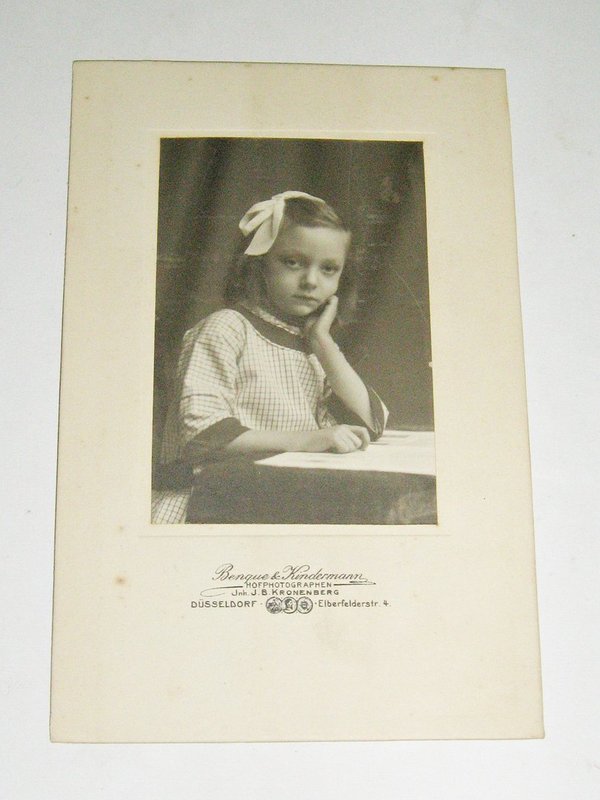 Foto "junges Mädchen mit Haarschleife" ~ um 1910