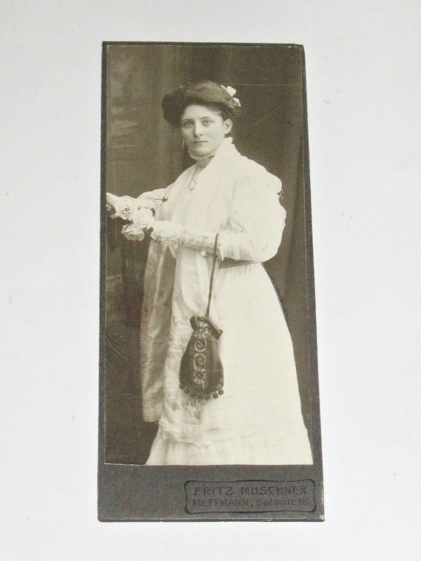 Foto "Frau im weißen Kleid mit Abendtasche" ~ um 1900