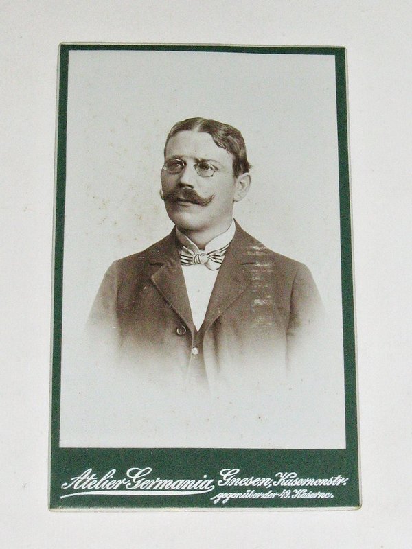 CDV-Foto "Mann mit Kaiserbart und klassischer Brille" ~ Gnesen um 1900