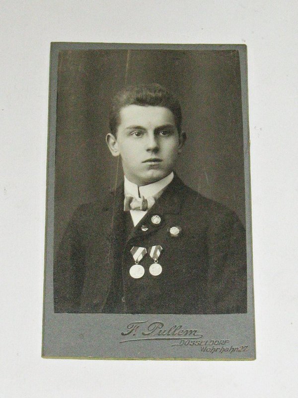 CDV-Foto "Junger Mann im Anzug, mit Medaillen"