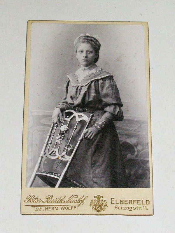 CDV-Foto "Junge Frau im hübschem Kleid" um 1895