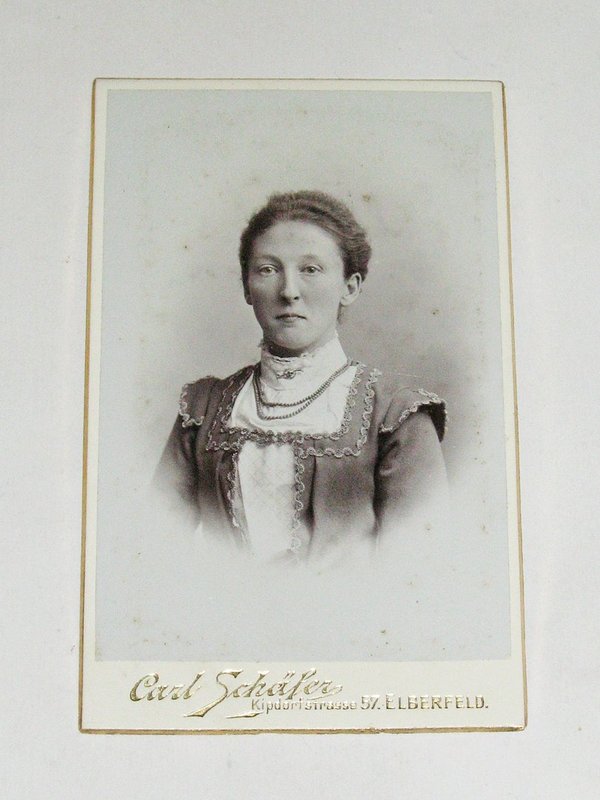 CDV-Foto "Frau im hübschem Kleid, Brustbild" um 1900