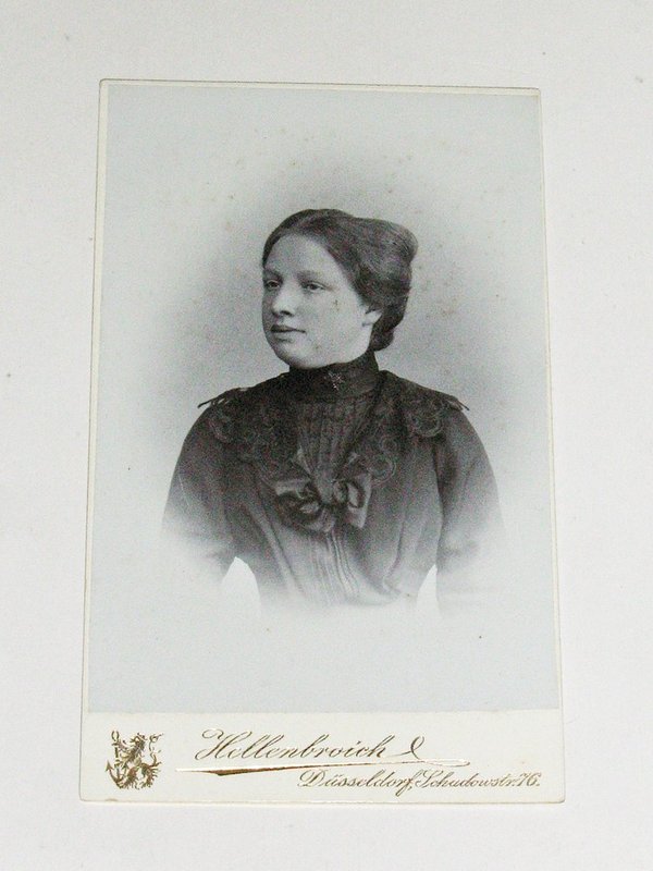 CDV-Foto "Frau im schwarzem Kleid, Brustbild" um 1910