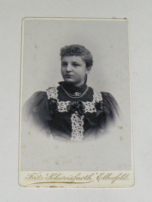 CDV-Foto "Frau im hübschem Kleid, Brustbild" um 1895