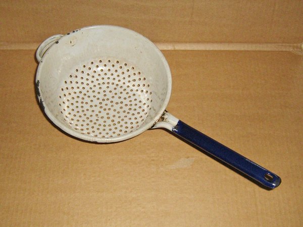antikes Küchensieb aus Emaille mit blauem Stiel