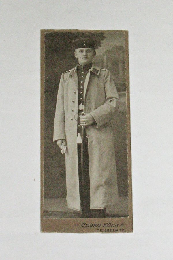 Foto "Junger Mann in Uniform mit Mantel" um 1910