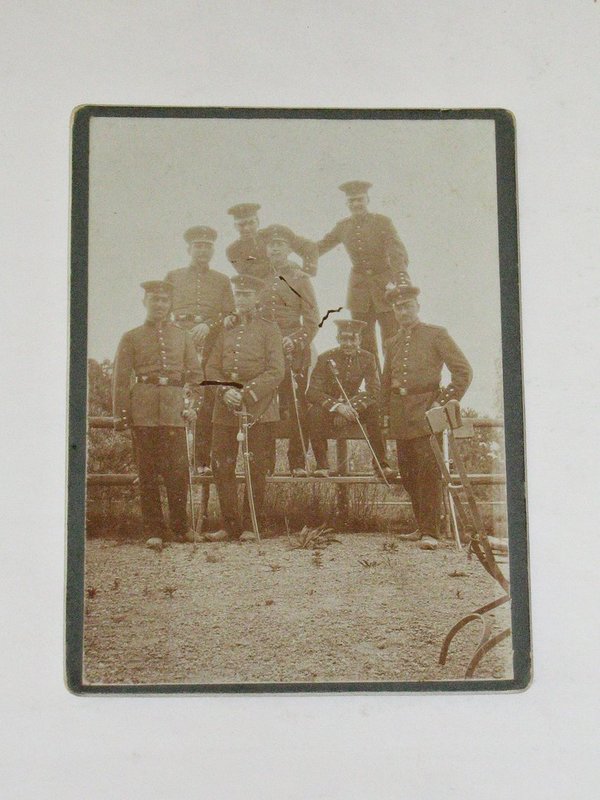 Foto "Acht Männer in Uniform mit Säbel" um 1910