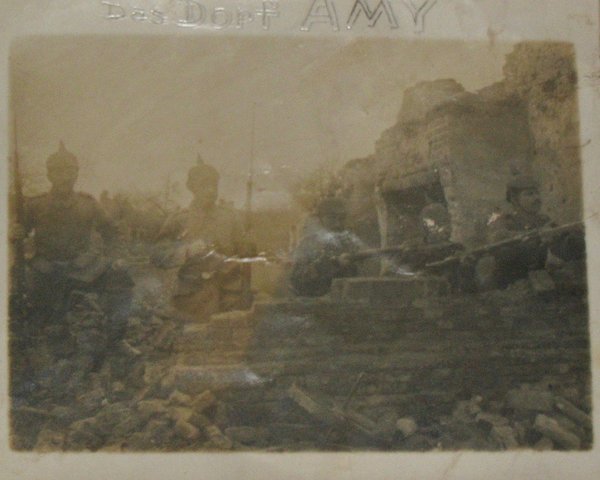 Feldpostkarte "Infanteristen mit Pickelhaube in den Trümmern von Amy" ~ um 1916