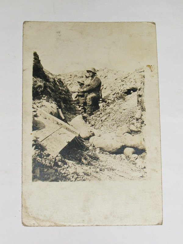 Feldpostkarte "Soldaten mit Stahlhelm und Handgranaten im Graben" ~ um 1917