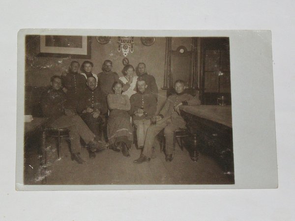 Fotopostkarte "7 Soldaten und 3 Frauen in einer Wirtsstube" ~ um 1915