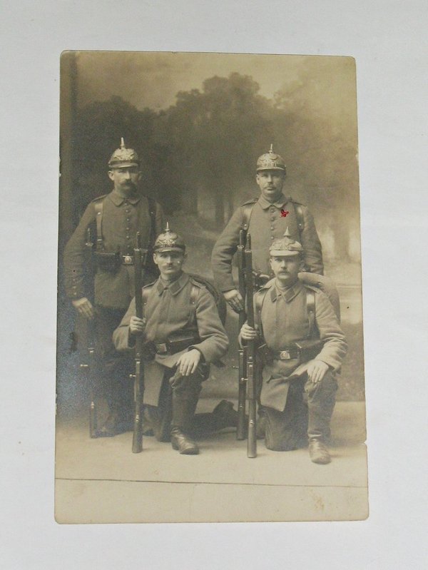 Fotopostkarte "Vier Infanteristen mit Karabiner und Pickelhaube" ~ um 1914