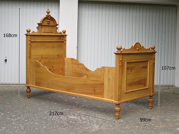 zwei Gründerzeit Betten mit Bekrönung ~ Weichholz