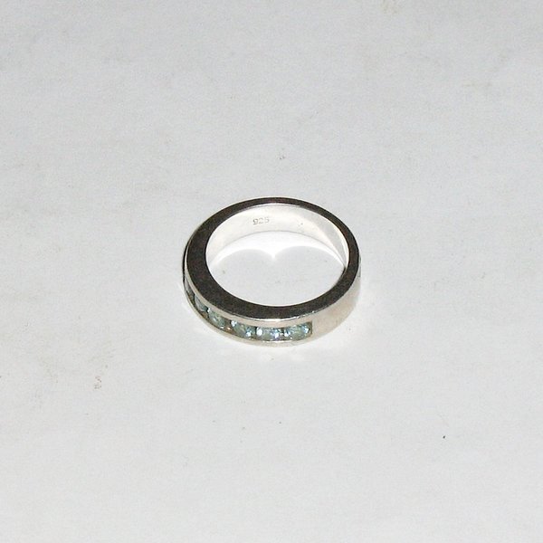 silberner Damen-Ring mit 7 hellblauen Steinen ~ 925er