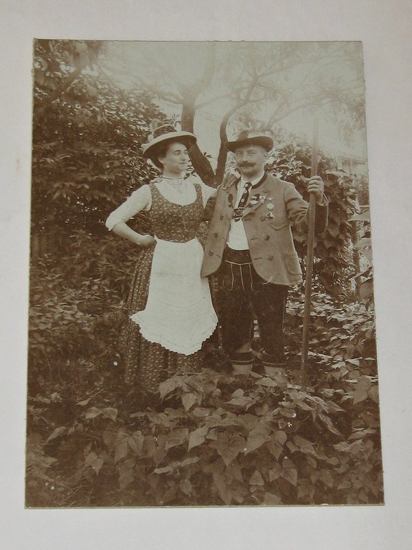 Foto "Ehepaar in Tracht" um 1910
