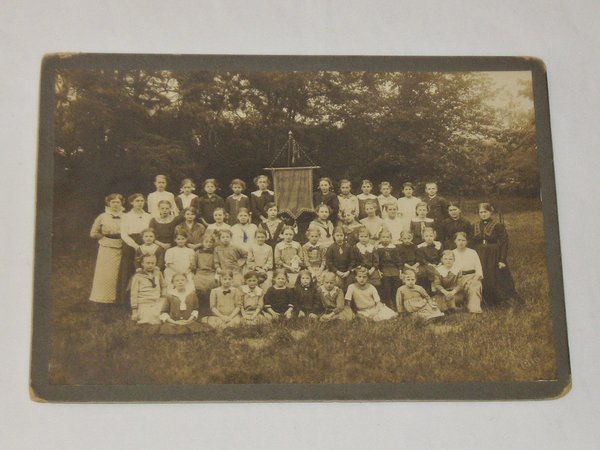 Foto "Mädchengruppe in den Ferien" von 1916