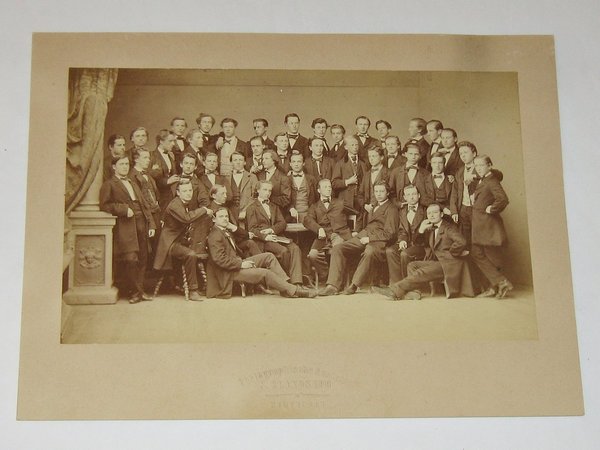 großes Foto "Gruppe eleganter, junger Männer" um 1900