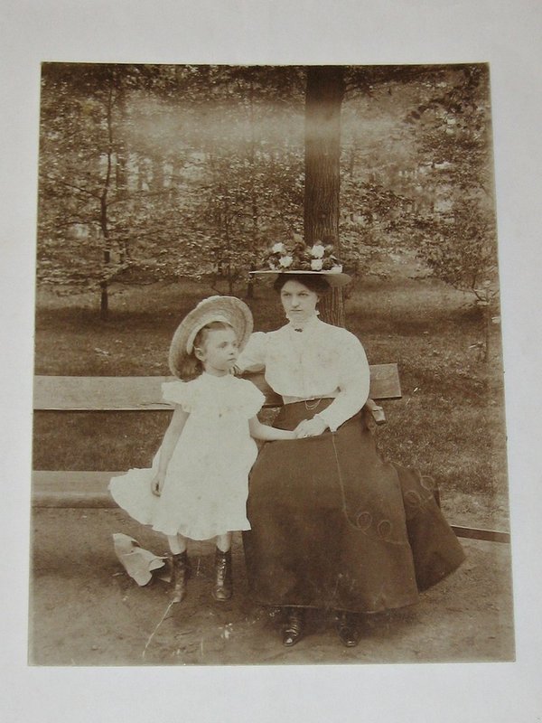 Foto "Mutter mit Tochter auf einer Parkbank" um 1890