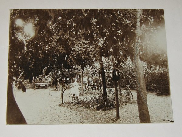 großes Foto "Biergarten mit einigen Gästen" um 1890