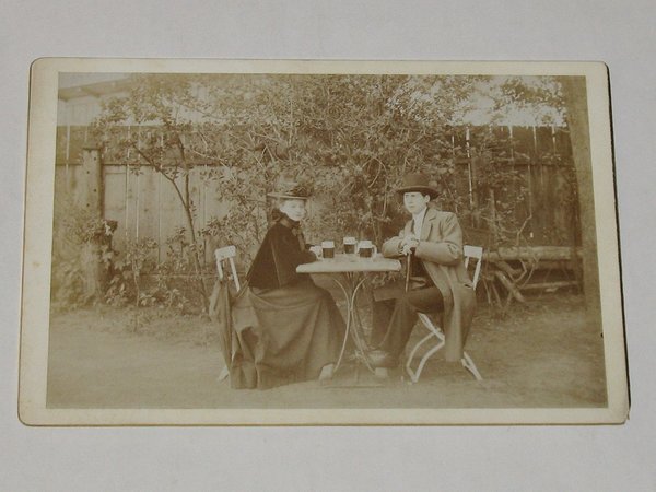 Foto "Junges Paar im Biergarten" um 1890