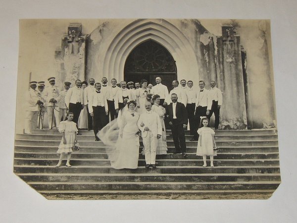 Foto "Hochzeitsgesellschaft vor der Kirche" um 1890