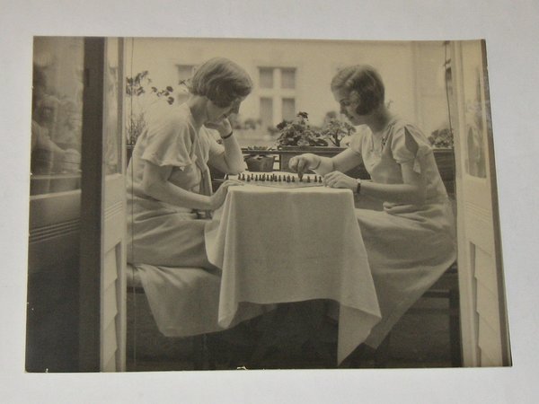 Foto "zwei Frauen beim Brettspiel auf dem Balkon" um 1930