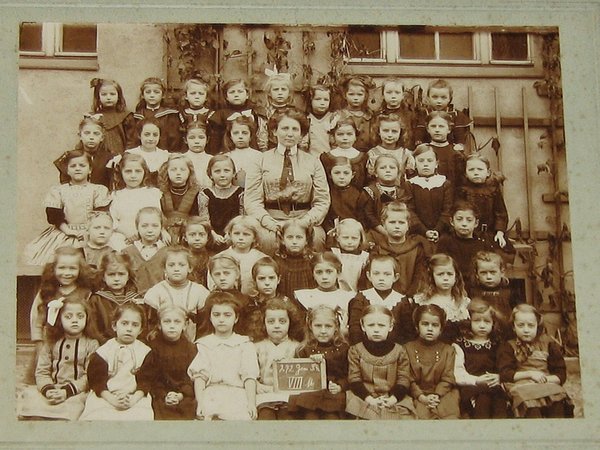 Foto "Mädchen-Klasse mit Lehrerin" um 1900