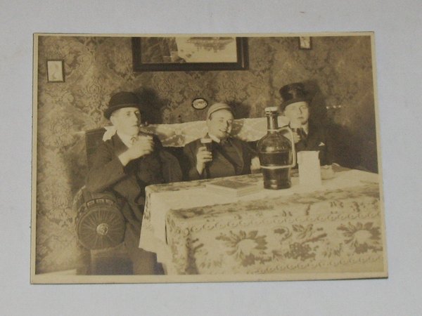 Foto "drei Studenten beim Feiern" um 1900