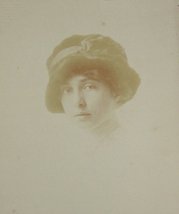 Foto "hübsche, junge Frau mit Hut" um 1920