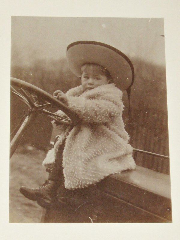 antikes Foto "Kleinkind am Lenkrad eines offenen Fahrzeugs"