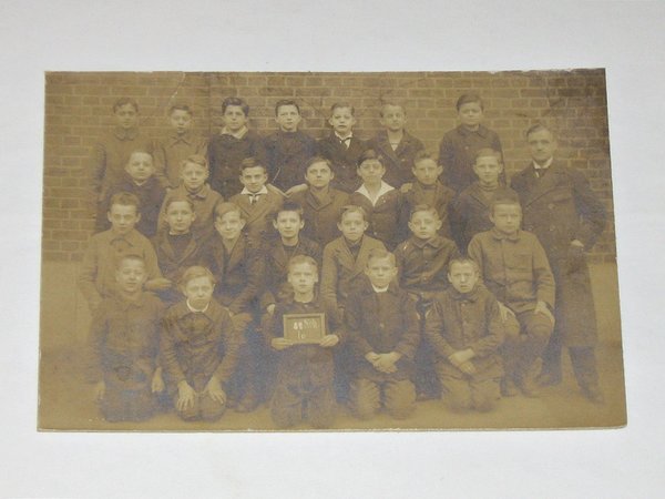 Foto "Jungen-Klasse mit Lehrer" um 1910