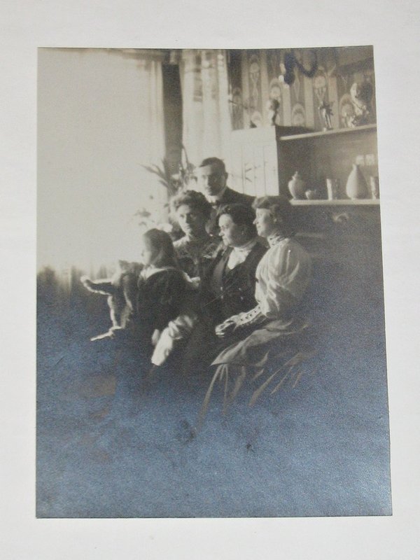 Foto "Familie auf dem Sofa" ~ um 1915