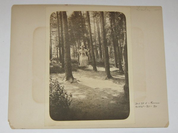 Foto "schaukelnde Frau" von 1897 + zwei weitere Aufnahmen