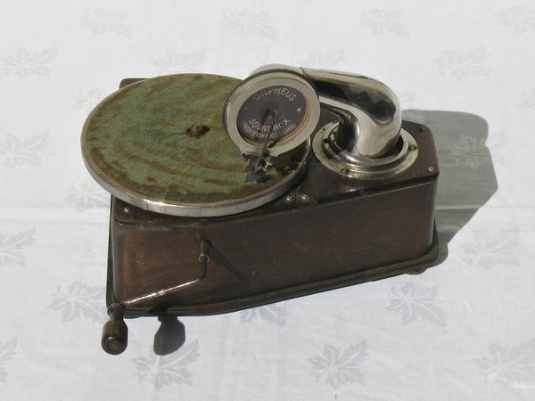 antikes Reisegrammophon mit 20 Schellackplatten