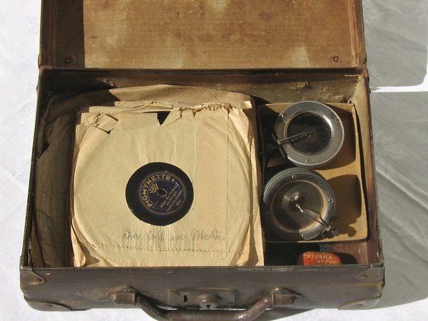 antikes Reisegrammophon mit 20 Schellackplatten