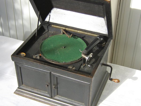 Grammophon "Echt Cremona" um 1918