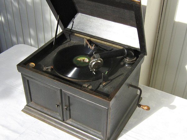 Grammophon "Echt Cremona" um 1918