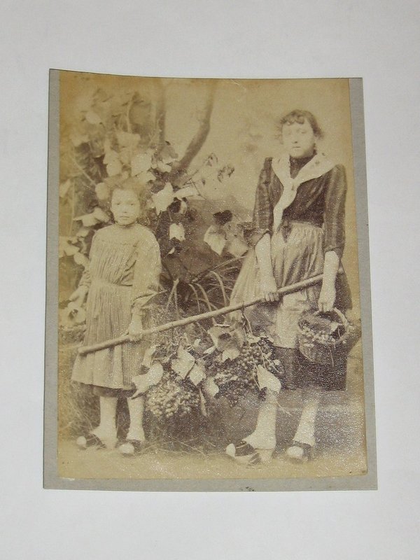 Kabinettfoto "Weinlese-Motiv mit zwei Mädchen" um 1885