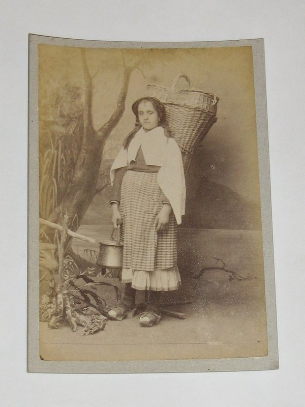 Kabinettfoto "Mädchen mit Traubenlese-Körben" um 1885