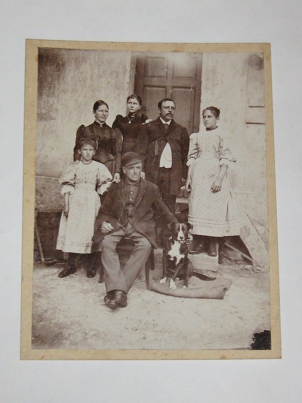Kabinettfoto "sechsköpfige Arbeiterfamilie" um 1885