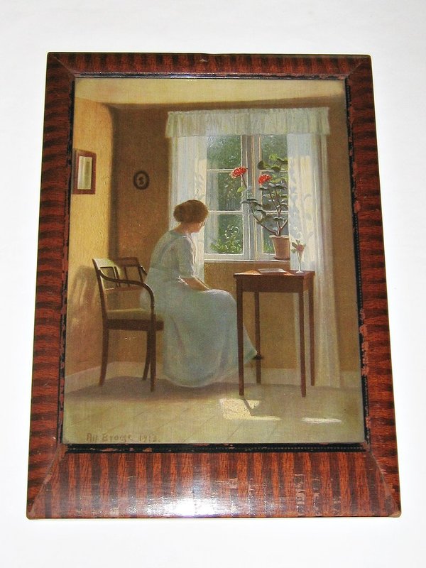 gerahmter Farbdruck "Biedermeier Interieur mit Dame am Fenster" um 1914