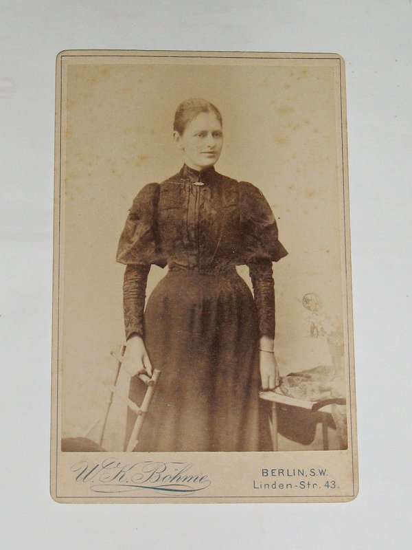 Kabinettfoto "Frau im schwarzen Kleid" um 1885