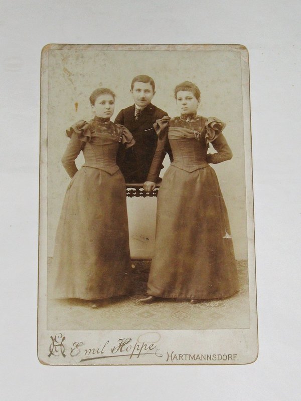 Kabinettfoto "Drei erwachsene Geschwister" um 1885