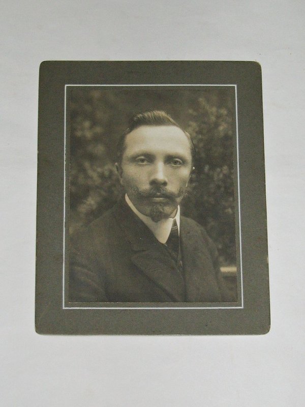 Foto "Mann mit markantem Bart, Brustbild" um 1920