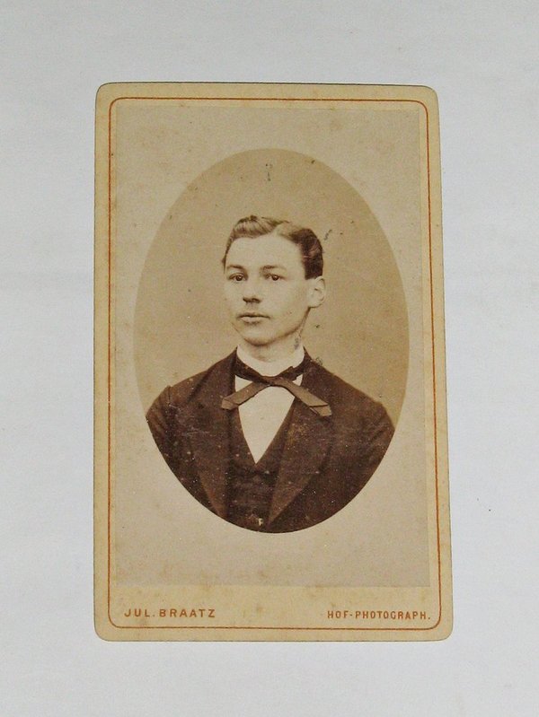 CDV-Foto "Junger Mann, Brustbild" um 1890