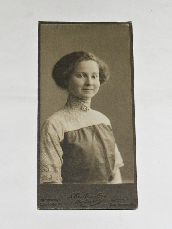 Foto "Lächelnde junge Frau" um 1900